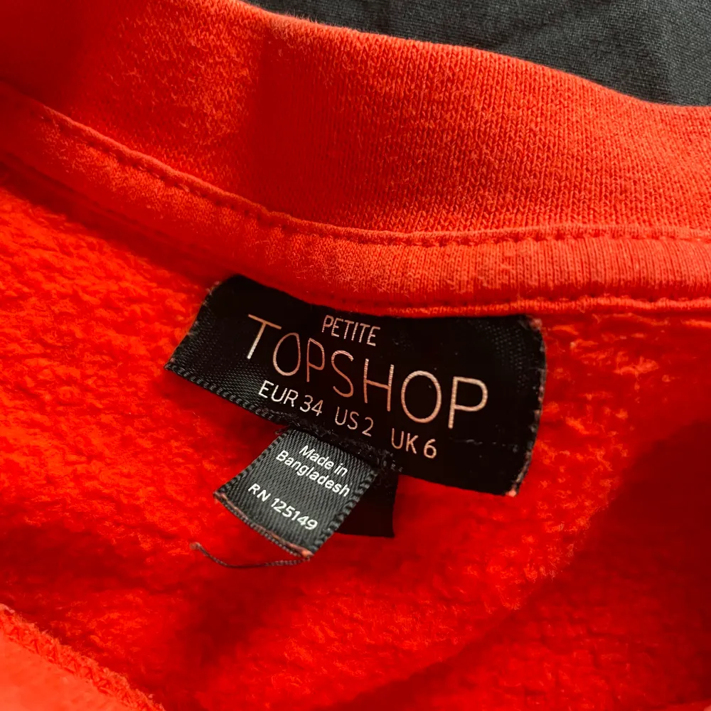 Fin croppad sweatshirt från Topshop. Tröjor & Koftor.