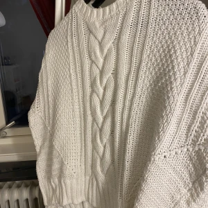 Stickad tröja  - Fin vit stickad tröja som tyvärr inte kommer till användning så säljer den nu💕köparen står för frakten🥰