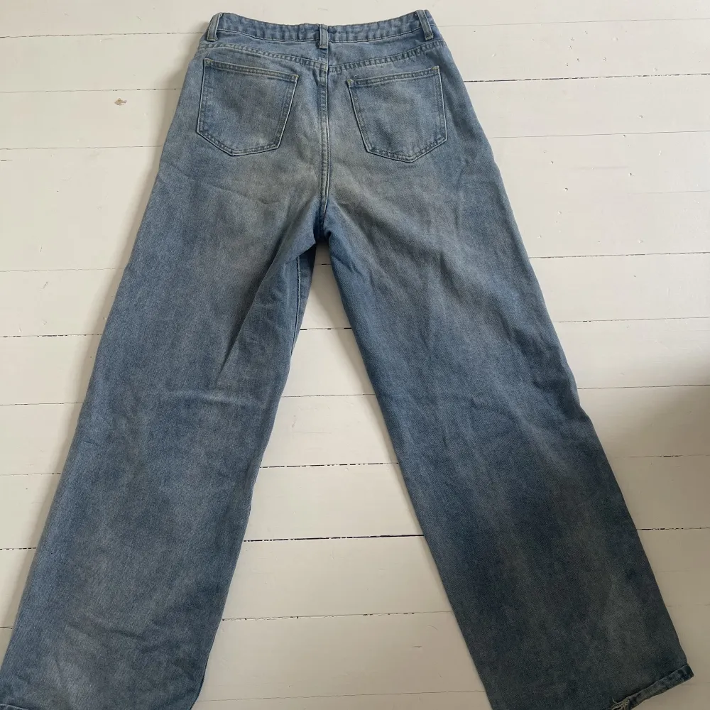 Säljer ett par jeans från SHEIN då dom inte passar längre. Dom har tappat färg där bak på rumpan vilket även syns på den andra bilden. Storlek M. Pris kan diskuteras . Jeans & Byxor.