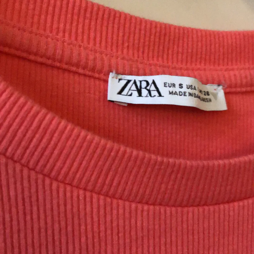 Fin tröja från zara i storlek S använd cirka 5 gånger och i bra skick!. T-shirts.