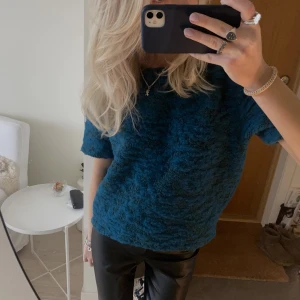 Stickad tshirt  - Helt sjukt snygg stickad tshirt från h&m, tyvärr aldrig kommit till användning 