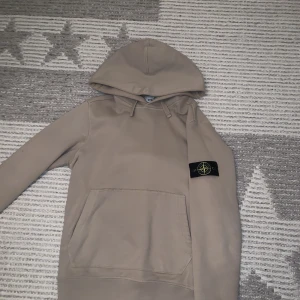 Stone island hoodie  - Säljer denna hoodie, storlek M. Skick 8/10. Kan mötas upp i Stockholm eller frakta!