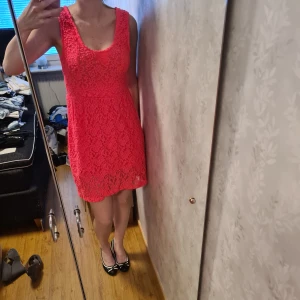 Rosa sommarklänning - Rosa fin sommarklänning. Den är använd några gånger och har några små spret från ytterlaget av klänningen (bild 3). Materialet gör att de är lätt att den får sådant. 