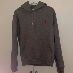 Ami Paris hoodie - Ami Paris hoodie storlek M passar S/M, säljer då den har blivit för liten, hoodien är i fint skick utan defekter. Pris kan diskuteras vid snabb affär🙌