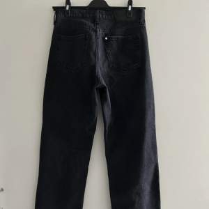 Ett par svarta baggy jeans, har bara använt typ 2 gånger och original priset är 250 kr. Om de är något så är de bara att fråga på:)