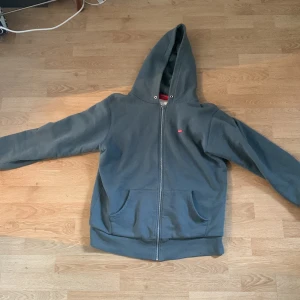 supreme floral zip up - Rare colorway florar supreme zipup hoodie, ni kommer inte hitta den här någon annanstans i sverige. grönblå färg. 