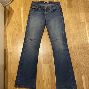 Bootcut jeans - Skit snygga jeans som inte kommer till användning (köpta från plick). Midjemått:68-80, dom är stretchiga innerbensmått:77cm💕🌺 