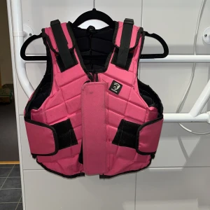 💗Rosa ridväst💗 -  Ridvästen har några smuts fläckar både bak och fram men den är ganska mycket använd men endå fin😊köparen står för frakten 