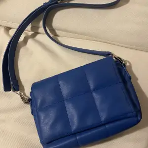 En blå axelremsväska från ONLY, köpt från zalando💙👜