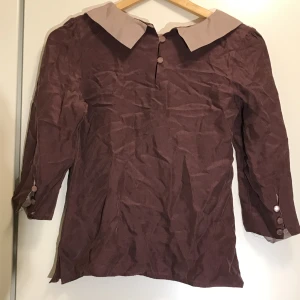 Söt topp - Söt topp som tyvärr är för liten för mig. Lite skrynklig på bilden och saknar en knapp, annars i fint skick. 