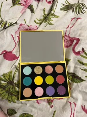 MAC Botanic Panic Eyeshadow Palette - En limiterad Mac palett med pasteller. Paletten är använd högst två gånger och då kanske bara två tre färger. Kan hämtas i Uppsala centrum eller skickas på posten. 