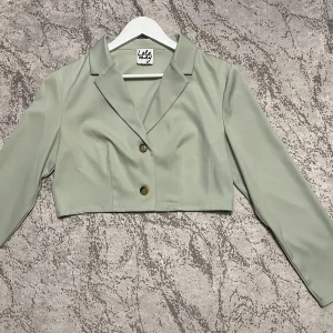 Cropped kvaj  - Ljusgrön croppad kvaj från ASOS