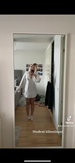Student klänning  - Jätte fin student klänning i ny skick. Säljer denna jätte fina klänningen då jag hittat en annan klänning att ha till studenten (alltså är denna inte använd under en student). Ny pris på ca 800-900kr🤍🤍