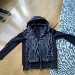 Hugo boss cardigan - En mörkblå Hugo boss cardigan i bra skick, inte använt så mycket. Nypris 3699. Storlek S passar även M