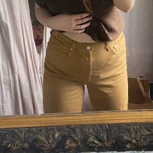 Högmidjade Levis! - Högmidjade ljusbruna Levis jeans i mycket fint skick!💕 Inte använts av mig på länge. Perfekta i längden, jag är 165🌟 Köparen står för frakt📦 Köp ej direkt❗️