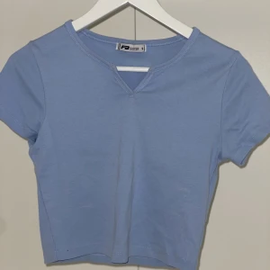 Topp - 🦋Blå croppad topp 🦋Köpt på New Yorker 🦋Stl S 🦋Pris 50kr