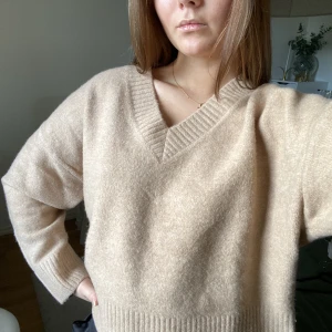 Beige stickad tröja  - Denna snygga tröja är köpt nyligen på zara och har inte kommit till användning! 🫶🏼köparen står för frakten som kostar 66kr!