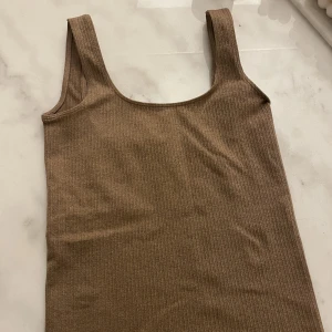 Top från Aimn  - Nästintill oanvänd top från Aimn, storlek xs