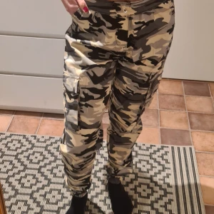 Nya cargobyxor från Madlady strl S - Oanvända cargobyxor från Madlady i S. Aldrig använda då dom är för stora för mig Skriv för fler bilder  Stl: S Färg: militärcamo, (den ljusare) Pris: 250kr eller bud Nypris: 599kr Frakt: 60kr (spårbar)