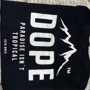 Dope tröja - Säljer min fina dope tröja som knappt kommit till användning, köpte den för något år sedan å har mest legat i garderoben. Skriv om du har några frågor, köparen står för frakten ❤️