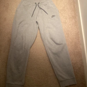 Nike tech  - knappt använda nike tech byxor, pris kan diskuteras 