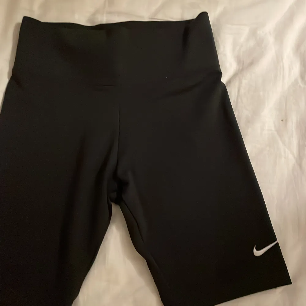 Nike shorts, sköna att träna i med ett tjockt band. . Shorts.