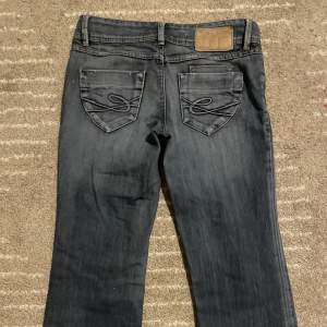 lågmidjade jeans som inte kommer till användning. Midjemått: 39cm på en sida och Innerbenslängd: 78cm 💓 