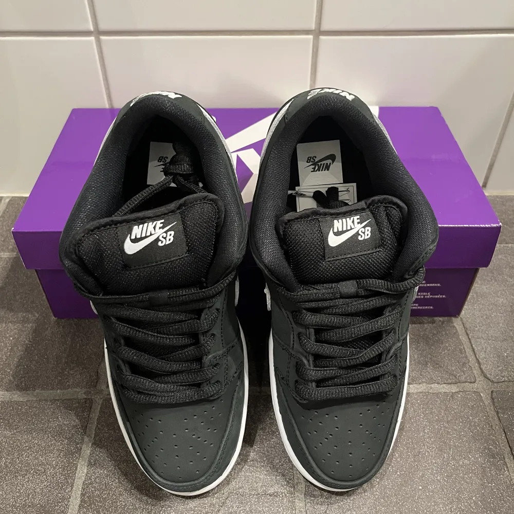 Nike Dunk Low SB ”Black Gum” Köpta på Nike appen, digitalt kvitto finns. Ds, all OG… väntar bara på att de ska komma hem. Har du andra funderingar? Skriv i pm.. Kengät.
