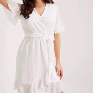 Säljer denna superfina vita omlottklänning från Sisters Point! Endast använd en gång så i nyskick, storlek L! Funkar perfekt till studenten, skolavslutning osv. Originalpris: 500 kr
