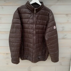 Moncler jacka - Storlek 5  Använt skick, Bevis på äktighet finns inte. (Därför det låga priset). Gammal modell. Pris kan diskuteras 