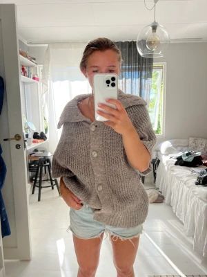 Stickad - Säljer min superfina stickade tröja! Jag köpte den second hand och vet därav inte varifrån den kommer! 