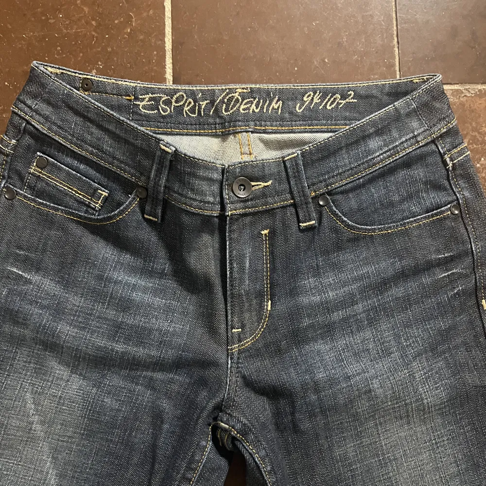 Esprit jeans som är köpta här på Plick, dem var tyvärr alldeles för långa men annars i jättebra skick  storleken som står är 27/32 men de är små i storleken  Innebenslängd ca 86 Midjemått ca 70 Inte jag som mätt utan måtten är från hon jag köpte a. Jeans & Byxor.