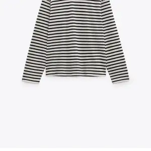 Jag säljer denna randiga tröjan från Zara men den är GRÖN! den är slutsåld och finns inte mer på deras hemsida vad jag vet. Extremt skön men kommer inte till användning. Skriv för frågor eller funderingar🫶🏼🫶🏼