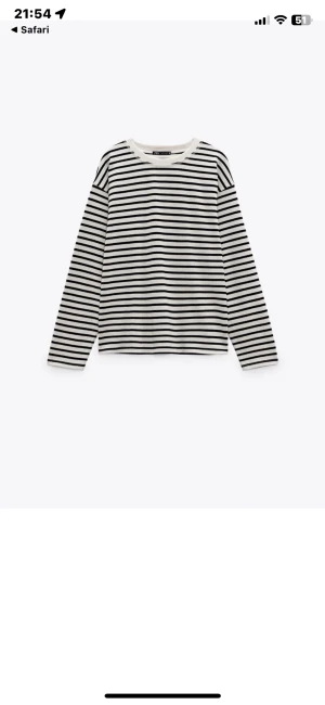 Randig tröja från Zara - Jag säljer denna randiga tröjan från Zara men den är GRÖN! den är slutsåld och finns inte mer på deras hemsida vad jag vet. Extremt skön men kommer inte till användning. Skriv för frågor eller funderingar🫶🏼🫶🏼