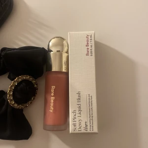 Rare beuty blush - Rare beauty blush i färgen hope, testad en enstaka gång jag skulle vilja säga att 99% av produkten finns kvar❤️