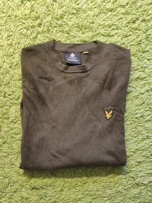 Lyle & Scott Stickat - Storlek Small Använd 2-3 gånger Nypris 1000++