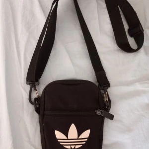 Adidas axel väska  - Adidas axel väska 