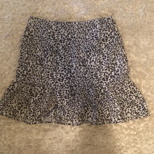 Kjol med leopard print - En kjol 