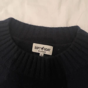 Soft Goat Kashmir Tröja - Marinblå tröja i kashmir från Soft Goat i storlek M. Mycket fint skick! (Tredje bilden visar endast färgen). Hämtas i Göteborg (centrum eller Eriksberg) alt. fraktas. 