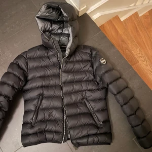 Colmar jacka - Colmar jacka i mycket bra skick, i princip oanvänd. Lagom varm nu till våren🥰 Strl 46 i italiensk storlek (se bild), skulle säga att det motsvarar S❤️❤️ 