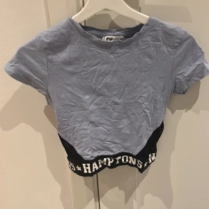 Blå träningtopp - Väldigt skön träningtopp, använde även som vanlig topp, storlek S men passar även xs möjligtvis xxs, bra skick 