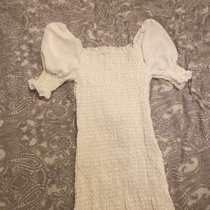 En vit klänning från boohoo i storlek xs/s, har bara varit i garderoben då ja använt andra före den. Nypris 499