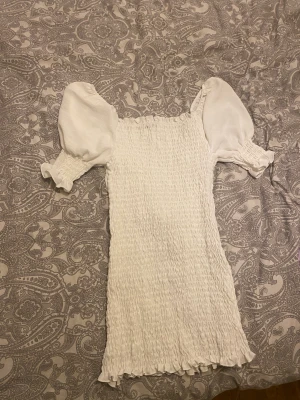 Vit kläning  - En vit klänning från boohoo i storlek xs/s, har bara varit i garderoben då ja använt andra före den. Nypris 499