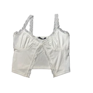 Vit spetstopp - Sötaste toppen i storlek xs, funkar som S också 🥰 