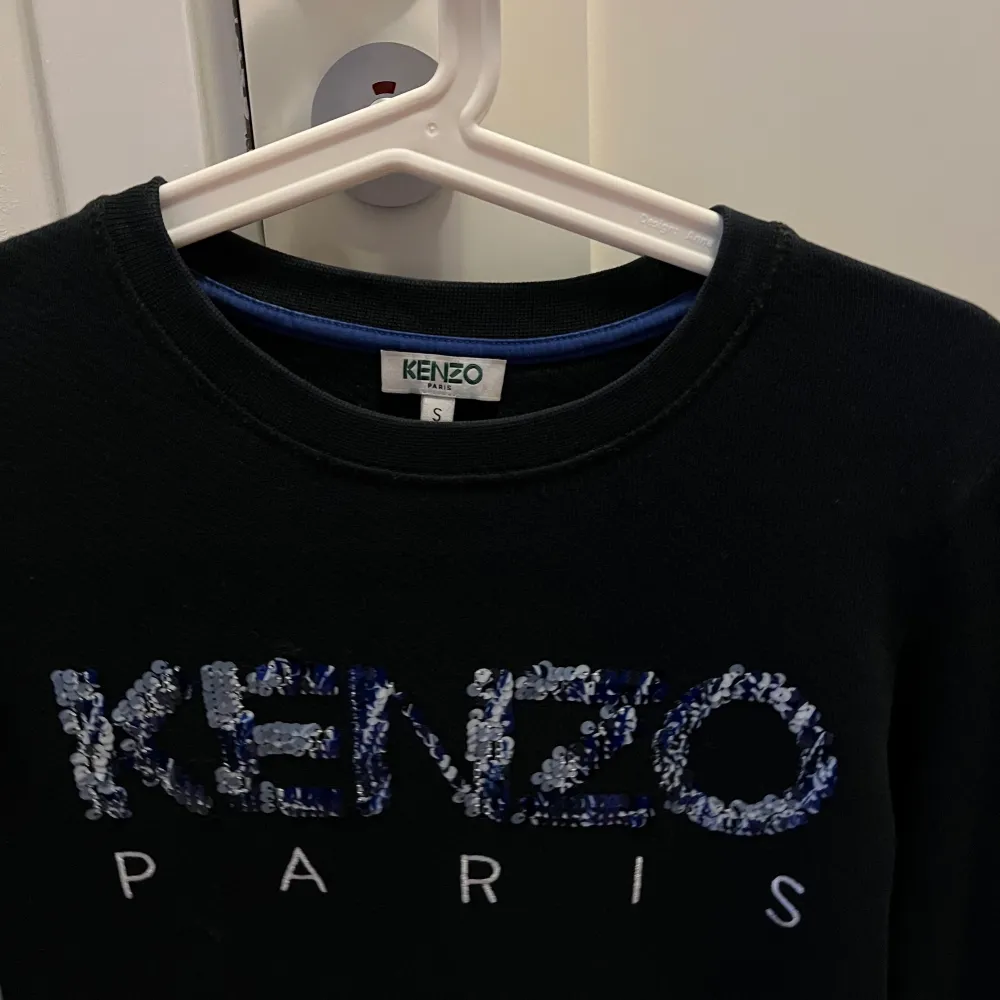 Kenzo tröja i storlek S. Knappt använd så i superfint skick. Pris 300 kr inkl frakt.. Tröjor & Koftor.