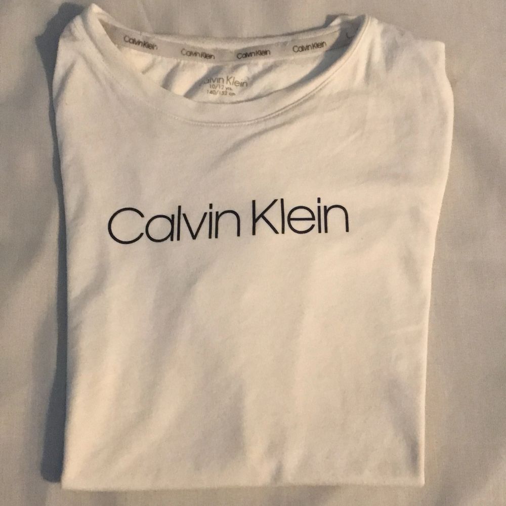 Calvin Klein T-shirt i fint skick. Liten i storleken.. T-shirts.