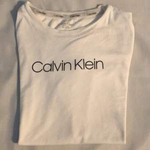 Calvin Klein T-shirt i fint skick. Liten i storleken.