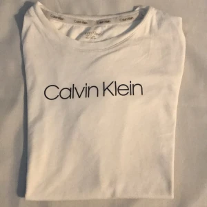 Calvin Klein T-shirt barn - Calvin Klein T-shirt i fint skick. Liten i storleken.