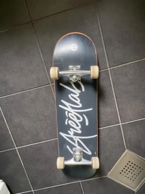 Skateboard till salu  - Tjena! Tänkte sälja min skateboard som är på bilden. Köpte in den förra året och har bara använts 2 gånger eftersom jag tappade lusten för att köra.  Så den är i väldigt bra skick och bra skate prylar till ett schysst pris