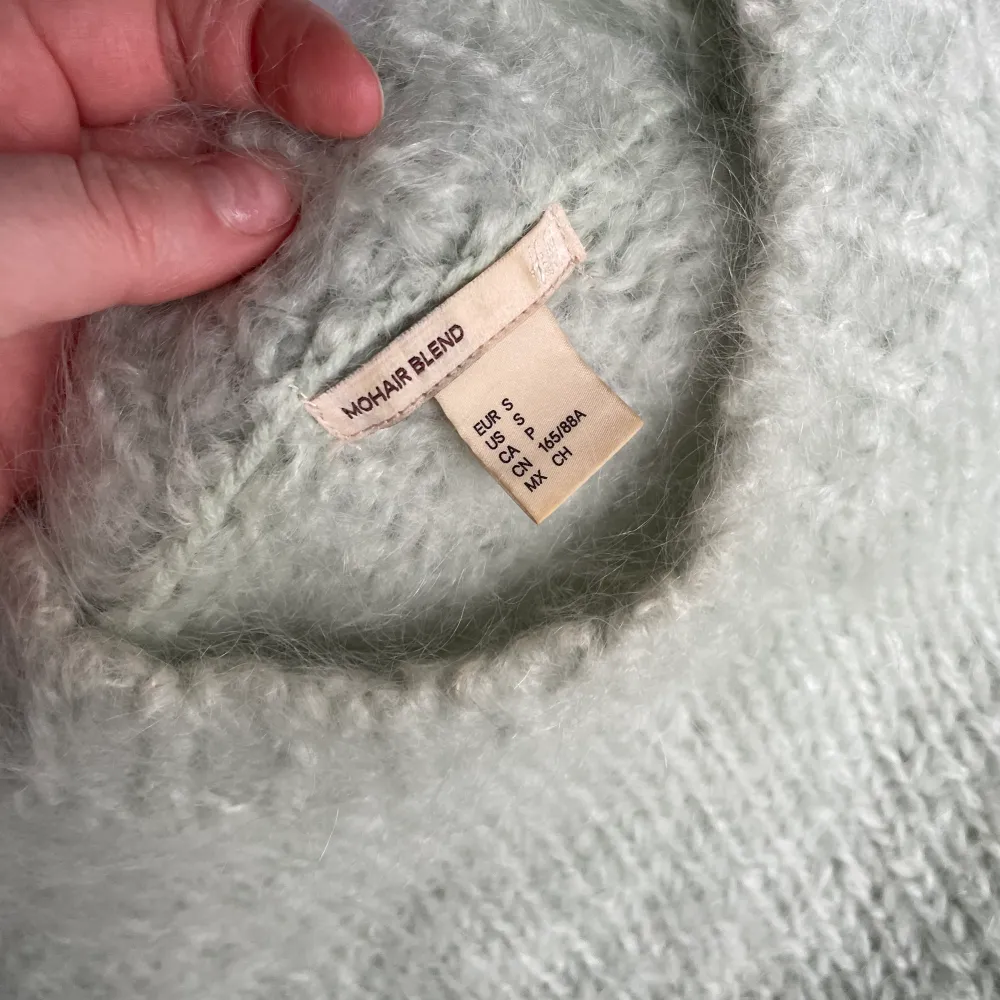 Jättefin mintgrön tjocktröja i materialet mohair, från H&M 💚Använd några fåtal gånger så den är i väldigt fint skick! Storlek S, köpte för 500 kr så säljer för 350 kr. Sista bilden är lånad av @linneawidmark på Instagram 💙. Stickat.
